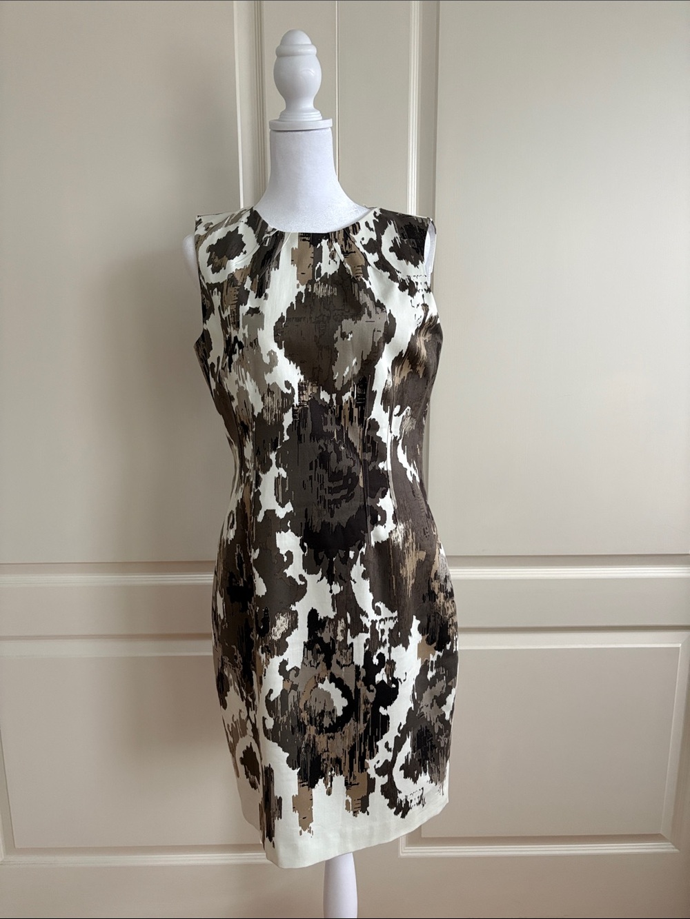 TAHARI  Sleeveless Sheath  Dress in Brown and Cream Size 8